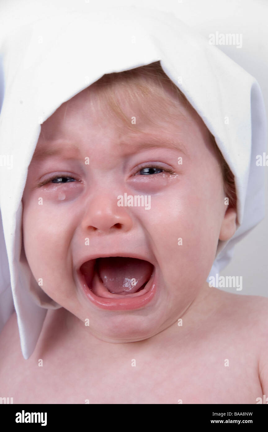 weinend niedlichen Baby mit Chef Deckel und Topf Stockfoto