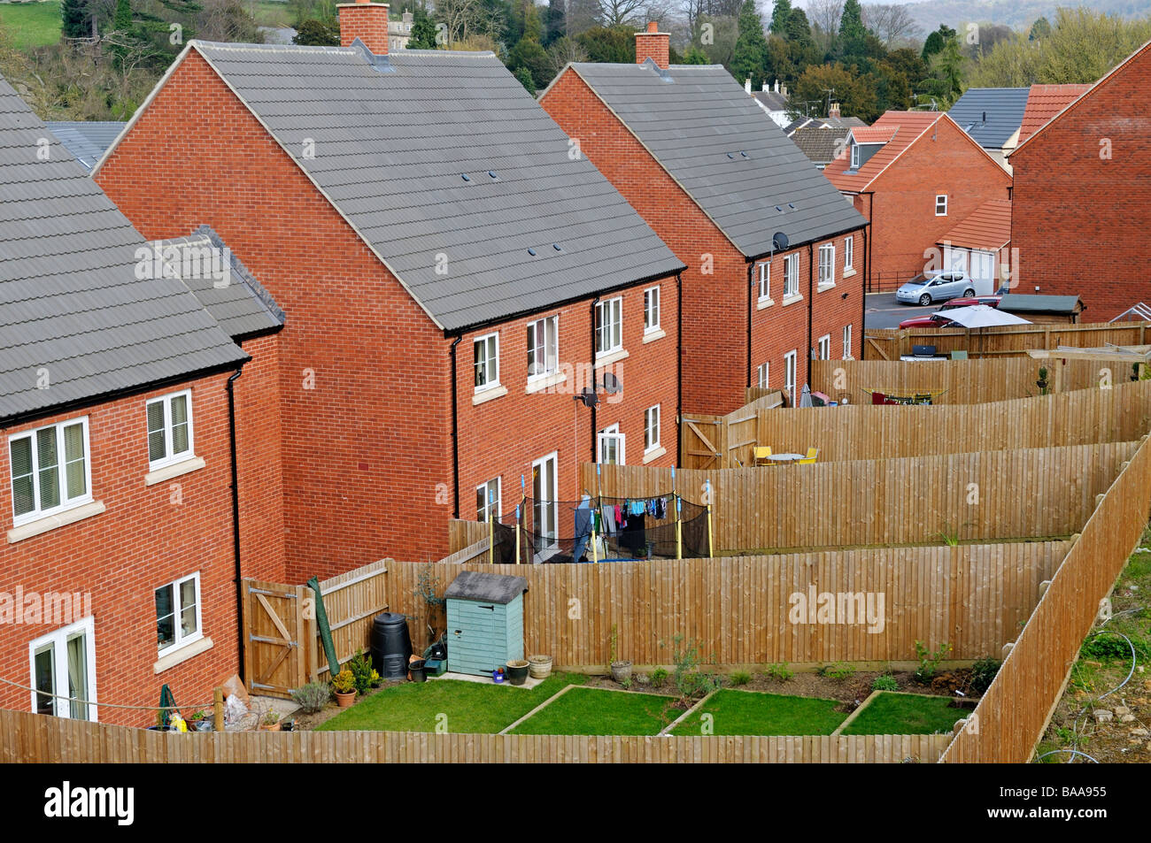 Rückseiten der Häuser mit Gärten in modernen Ziegelbau Wohnsiedlung Dursley Gloucestershire, England Stockfoto