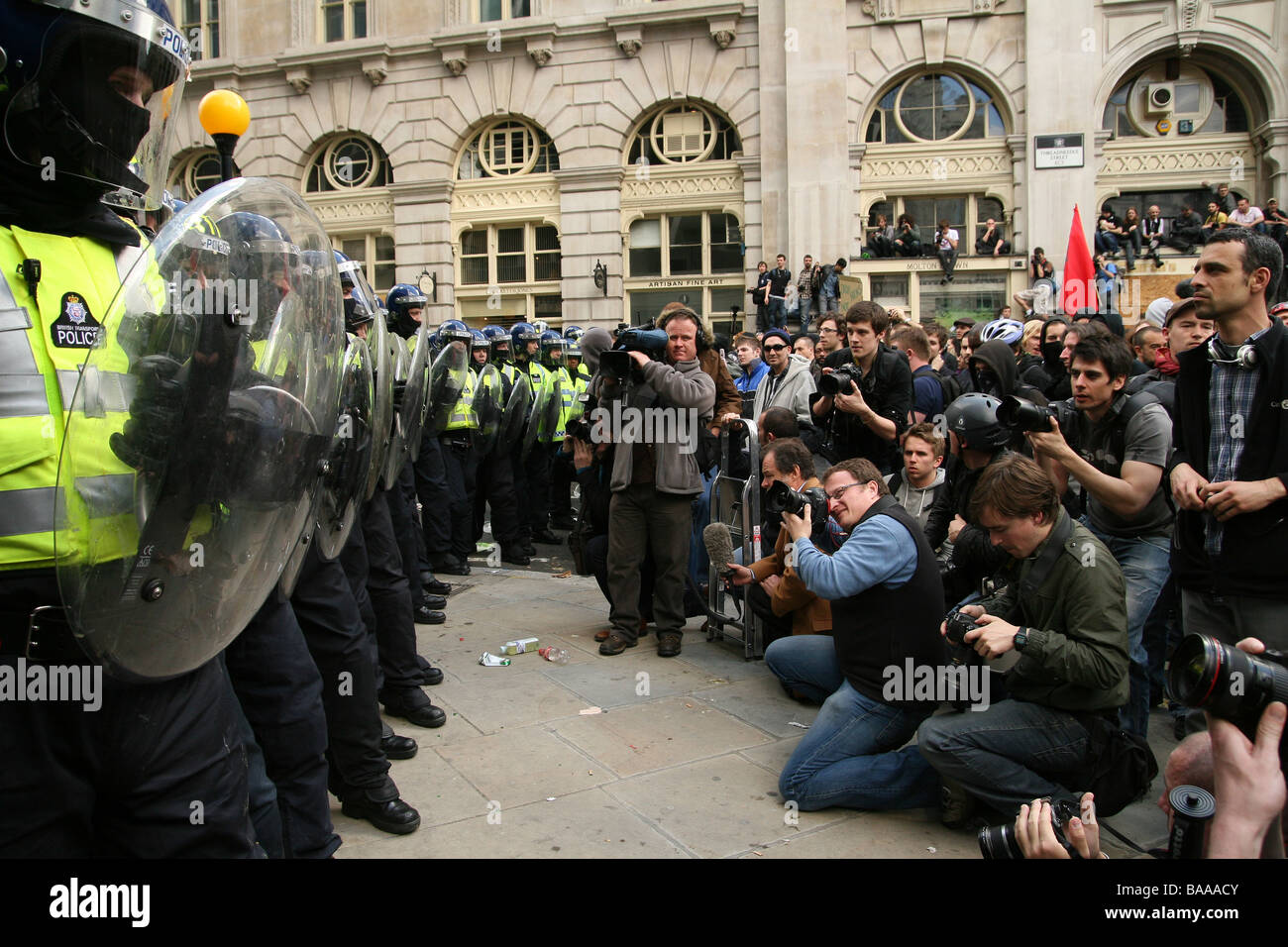 Der Londoner Polizei außerhalb der Royal Bank of Scotland während G20-Unruhen, flankiert von den Medien der Welt s Stockfoto