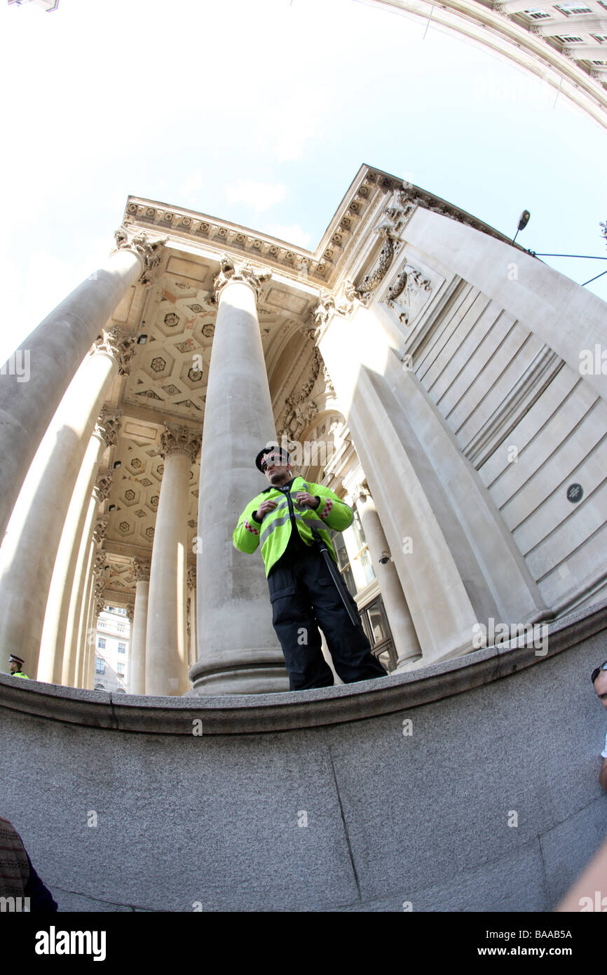 Polizist außerhalb der Bank of England in den G20-protest Stockfoto