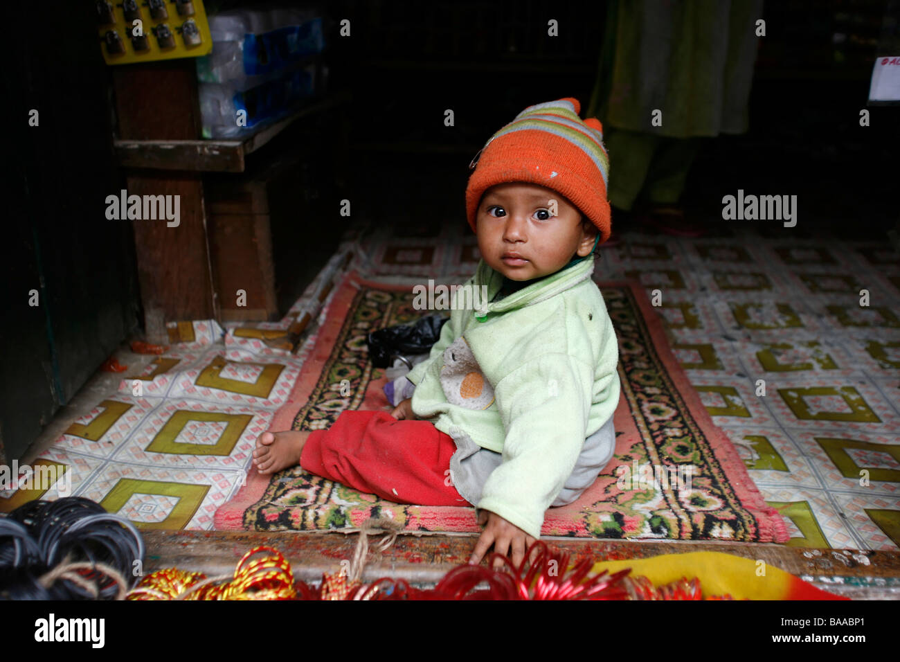 Annapurnas Nepal 1. April 2008 junge Kind sitzt im Wohnzimmer Stock im kleinen Dorf Stockfoto