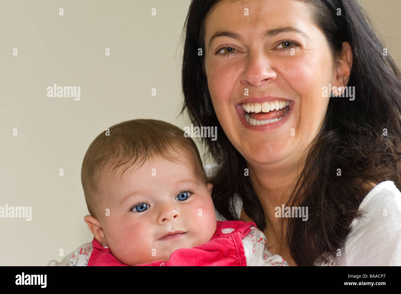 Horizontale Nahaufnahme Portrait von eine junge Mutter mit ihrer schönen Baby-Tochter Stockfoto