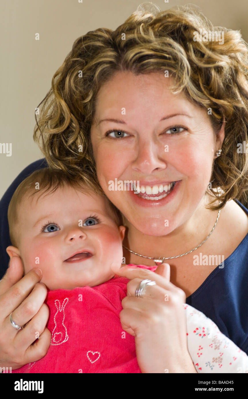 Vertikal nah Porträt eine ältere Reife Mutter mit der Tochter schöne baby Stockfoto