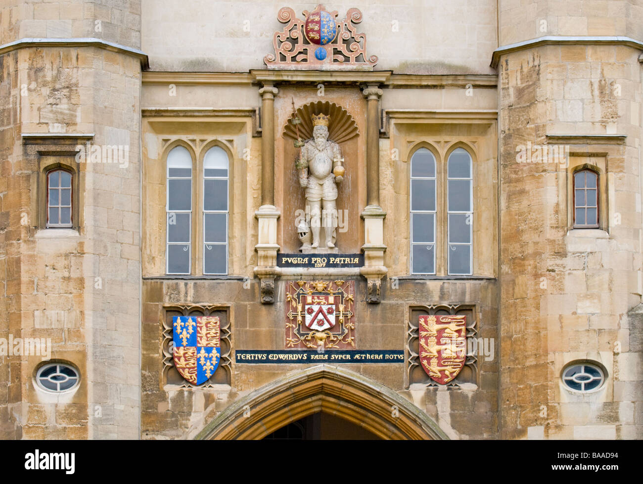 Cambridge, England, Vereinigtes Königreich. Trinity College. Detail der König Eduards Turm (1428-32) in der Great Court. Statue von Eduard III. Stockfoto