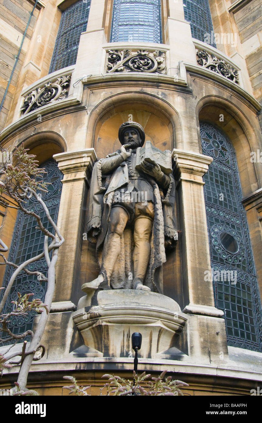 Cambridge, England, Vereinigtes Königreich. Gonville and Caius College - Tree Court. Statue von Perse in Nord-Ost-Ecke Stockfoto