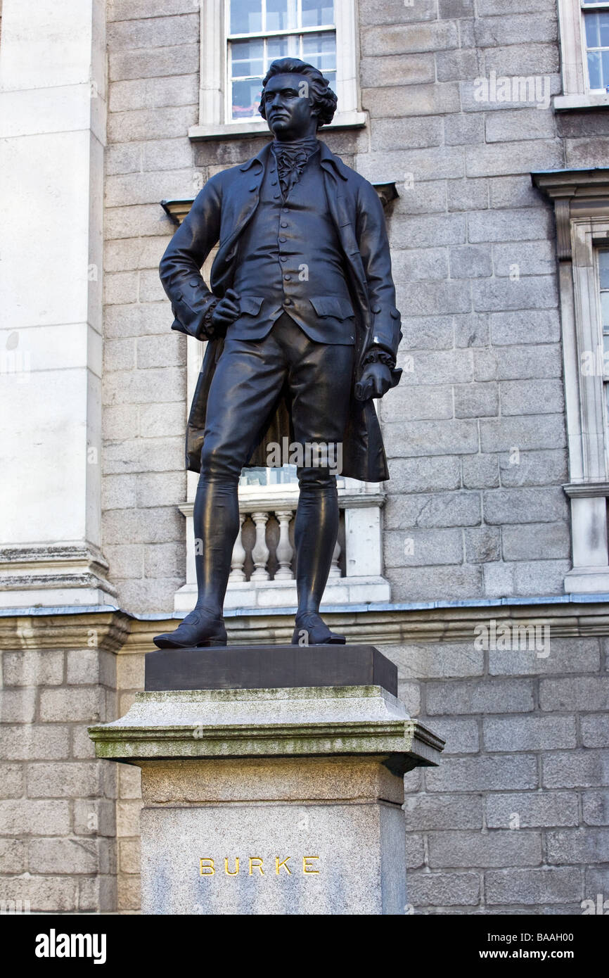 Statue von Edmund Burke am Trinity College Dublin - irischer Staatsmann, Satiriker, Schriftsteller, Autor, Politiker, Witz und Philosoph Stockfoto