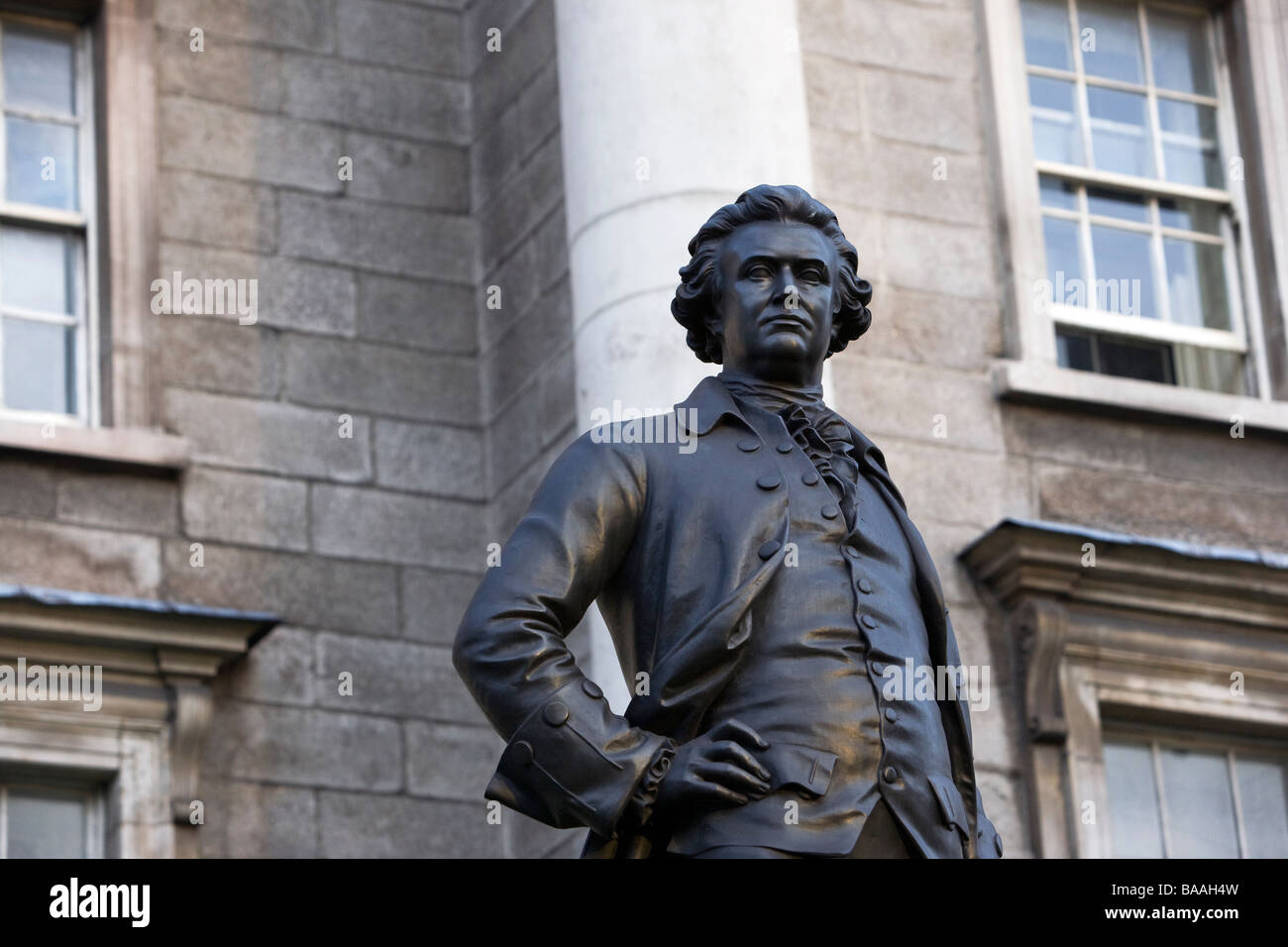 Statue von Edmund Burke am Trinity College Dublin - irischer Staatsmann, Satiriker, Schriftsteller, Autor, Politiker, Witz und Philosoph Stockfoto