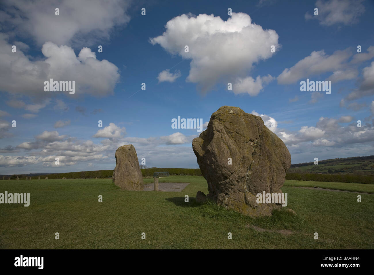 Stehenden Steinen bei Newgrange ein 5000 Jahre alte Durchgang Grab in Co Meath Ireland Airliner Kondensstreifen overhead Stockfoto