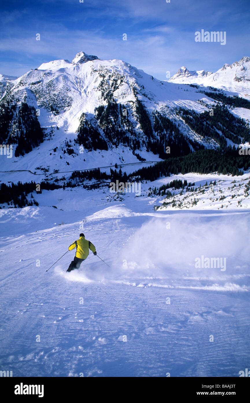 Mann, Skifahren in Lech, Österreich. Stockfoto