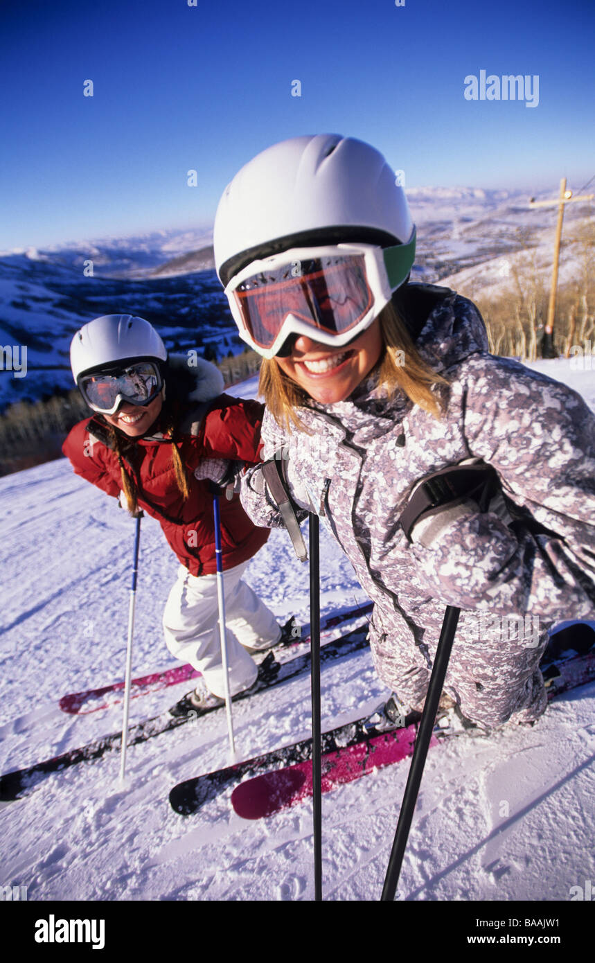 Zwei Frauen in Helme auf den Skipisten in Utah. Stockfoto