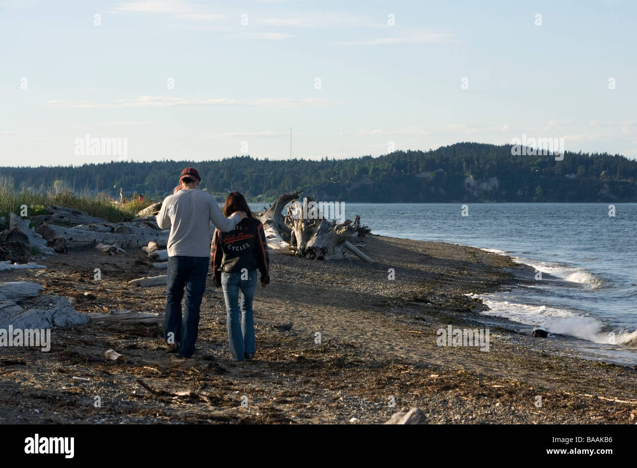 Paare, die am Strand - Fay Bainbridge State Park, Washington Stockfoto
