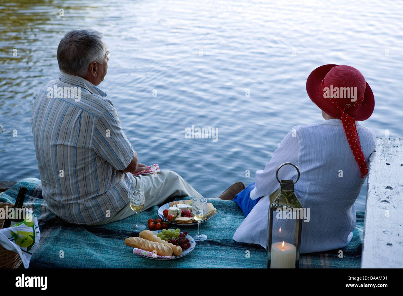 Ein älteres Paar, sitzen auf einem Steg, Schweden. Stockfoto