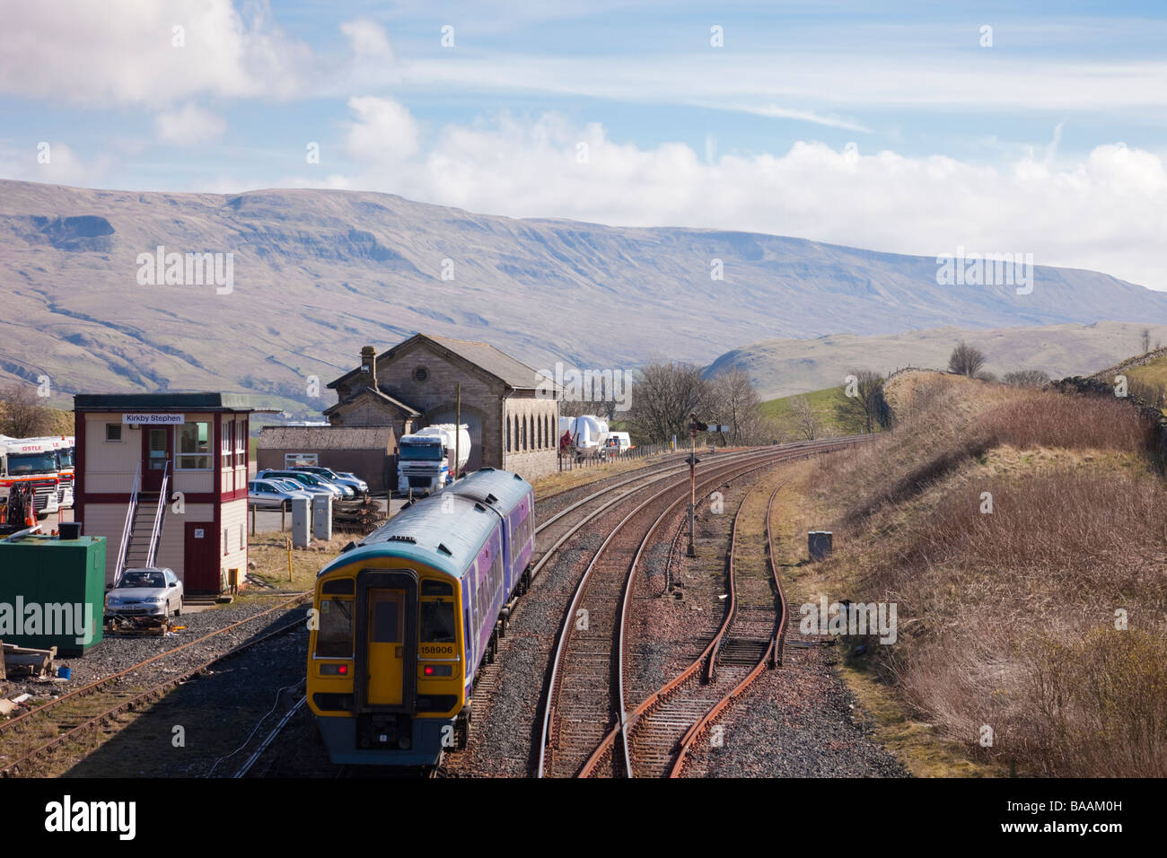 Zug auf Gleis Settle an Carlise Linie Stellwerk weiterzugeben. Kirkby Stephen Upper Eden Valley Cumbria England UK Stockfoto