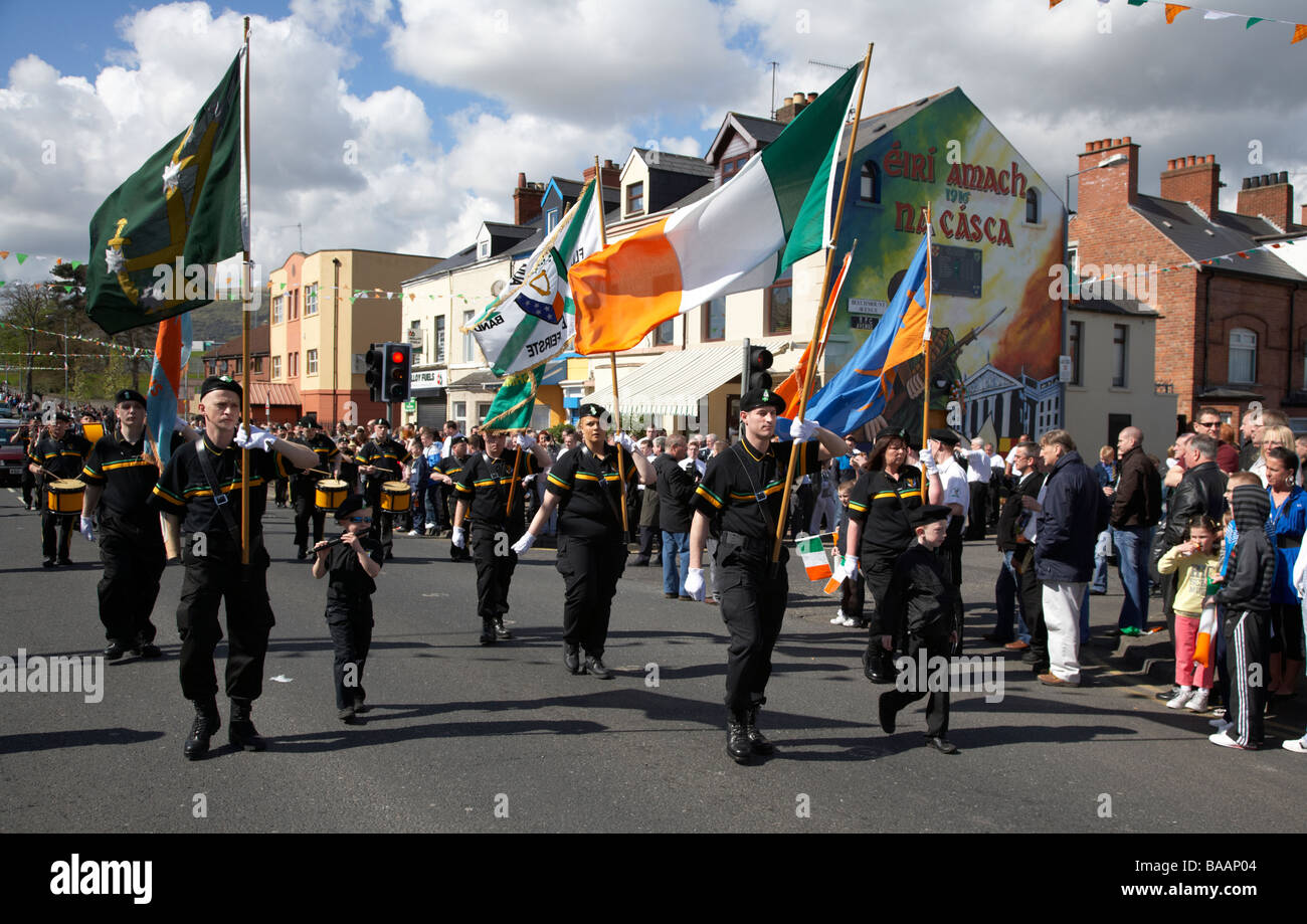Farbe-Partei von der Nua republican Flute Band März auf der Straße fällt am Ostersonntag während der Osteraufstand Rallye Irland Stockfoto