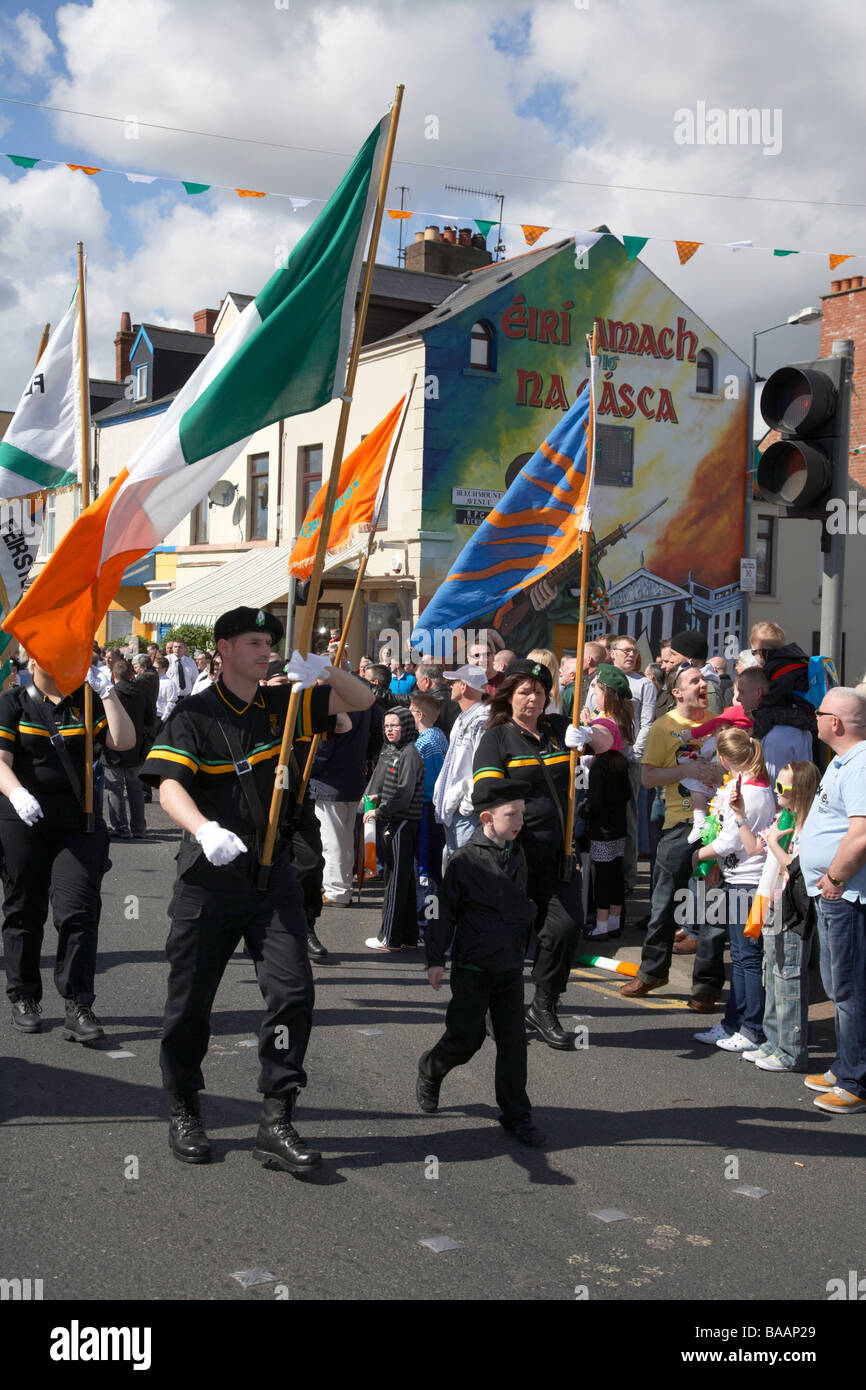 Farbe-Partei von der Nua republican Flute Band März auf der Straße fällt am Ostersonntag während der Osteraufstand Rallye Irland Stockfoto