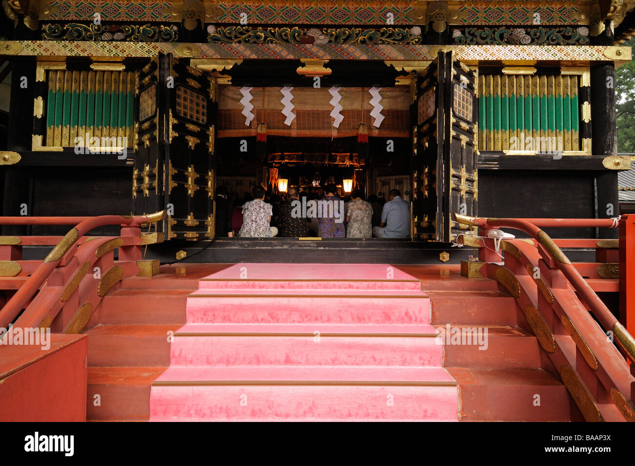 Menschen beten zu Kitouden (Betsaal) aka Gomadoh Hall. Tosho-gu Schrein. Nikko. Präfektur Tochigi. Japan. Stockfoto