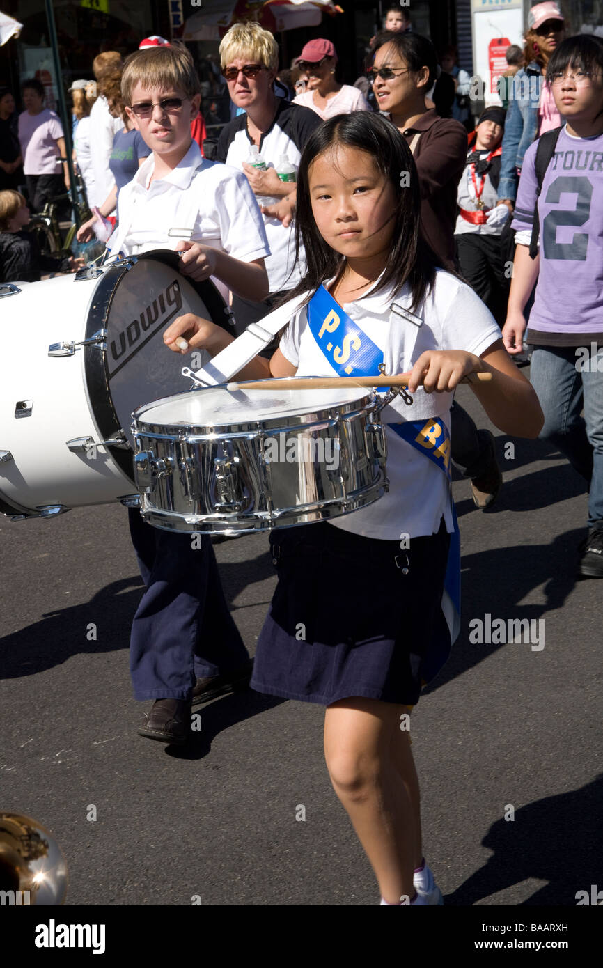 2007 Ragamuffin Parade Bay Ridge Brooklyn NY junge Schlagzeuger marschiert an der Parade mit einem Elementary School band Stockfoto