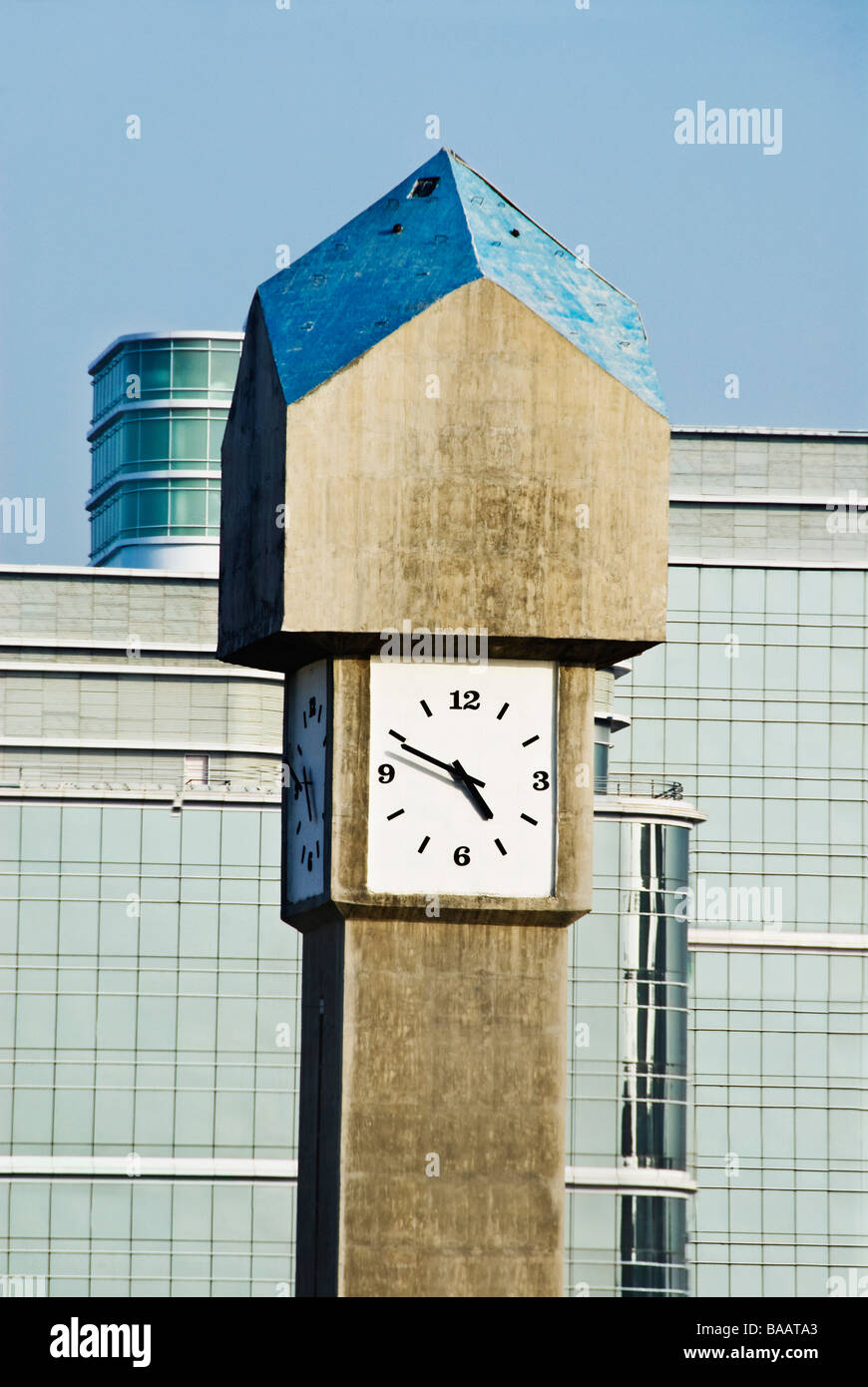 Uhrturm vor Bürogebäuden, Gurgaon, Haryana, Indien Stockfoto