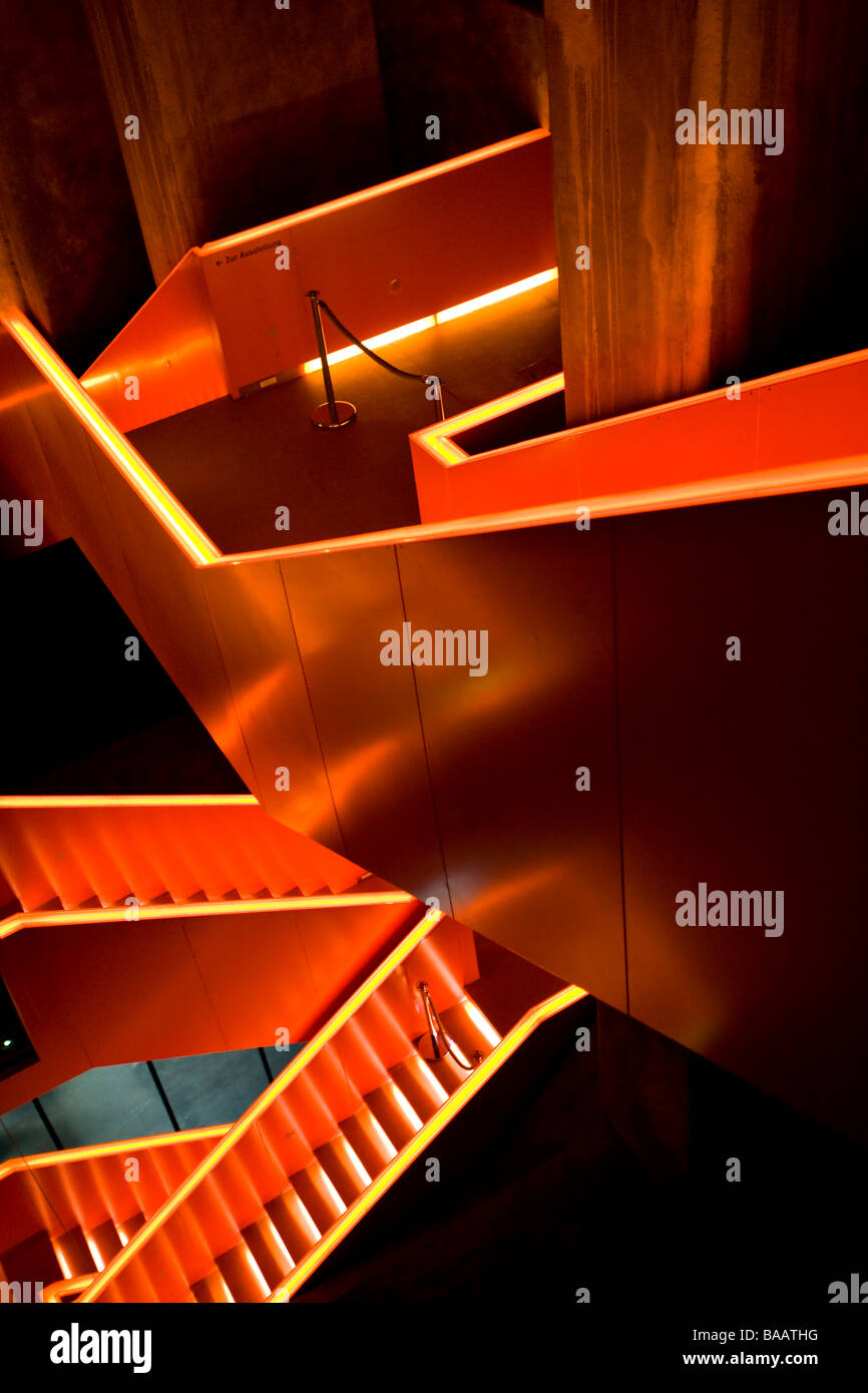 beleuchtete Treppe im Industriekomplex Zeche Zollverein Stockfoto