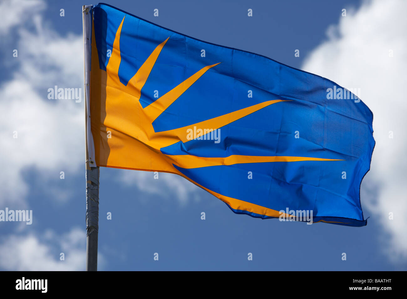 Sunburst-Flagge auf blauem Himmel wird die Flagge von Irische republikanische Gruppen einschließlich Na Fianna Eireann junior Flügel verwendet Stockfoto