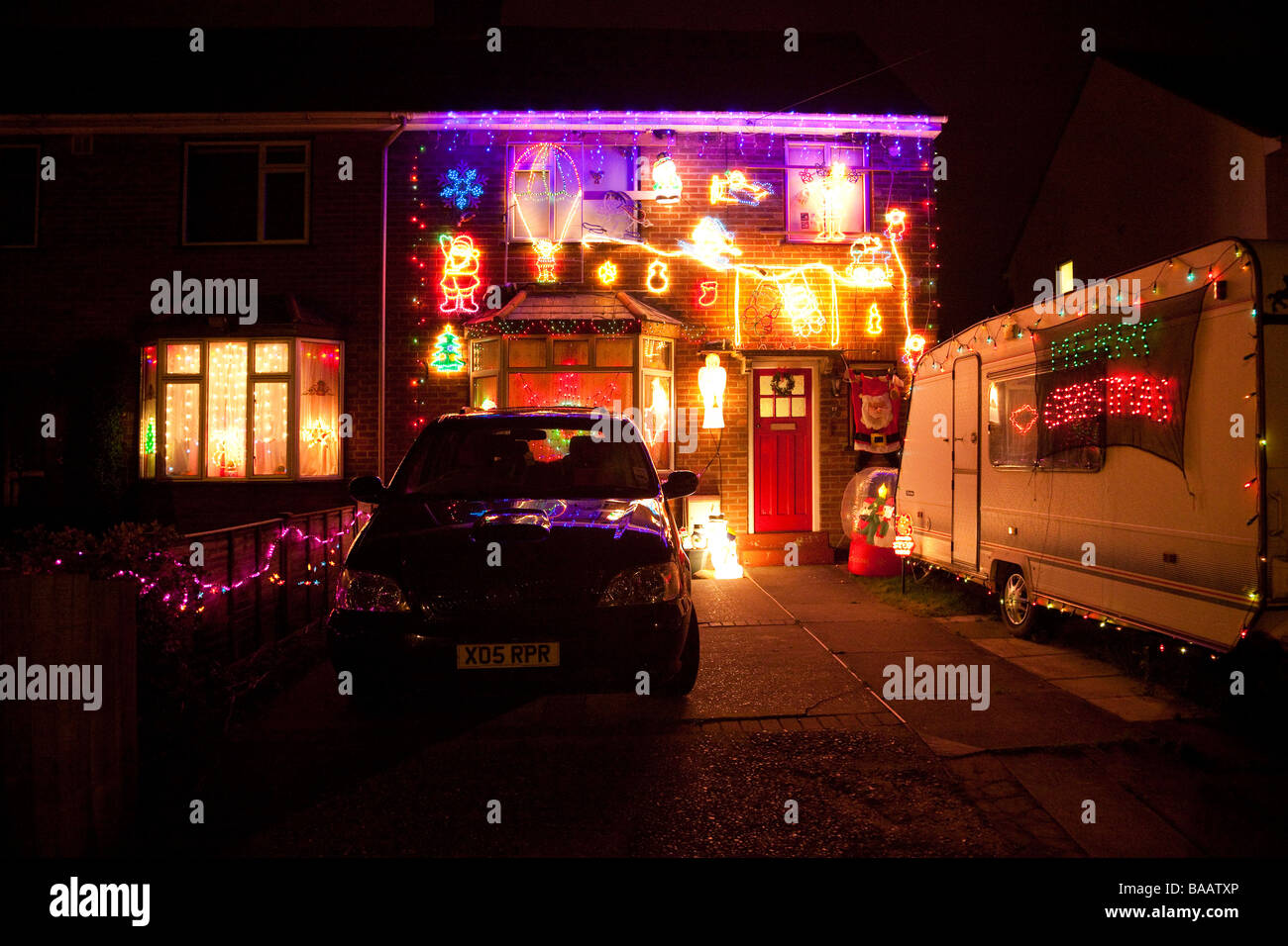 Weihnachtsbeleuchtung auf der Vorderseite eines Hauses in Suffolk, UK Stockfoto