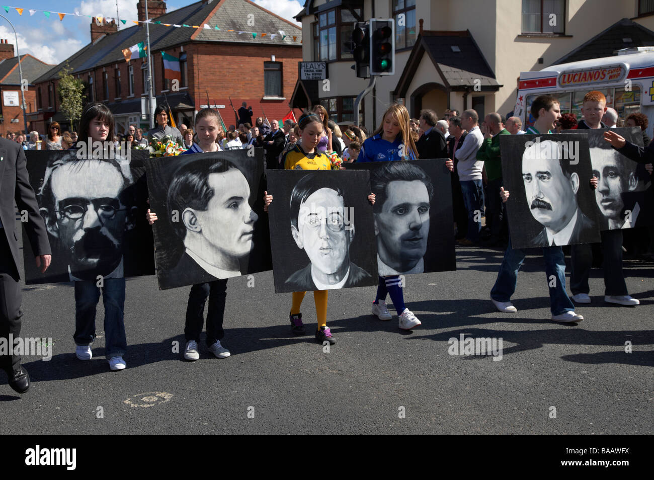 Demonstranten tragen Porträts der gemarterten Gründungsmitglieder der Easter rising 1916 am Ostersonntag Stockfoto
