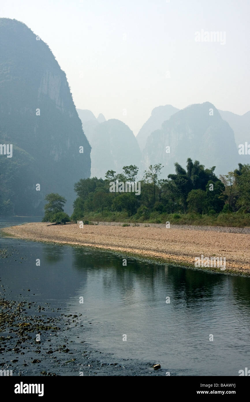 Nebligen Morgen auf dem Li-Fluss in Gulin China Stockfoto