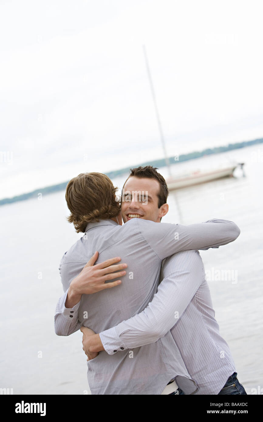 Zwei männliche Freunde umarmen, Schweden. Stockfoto