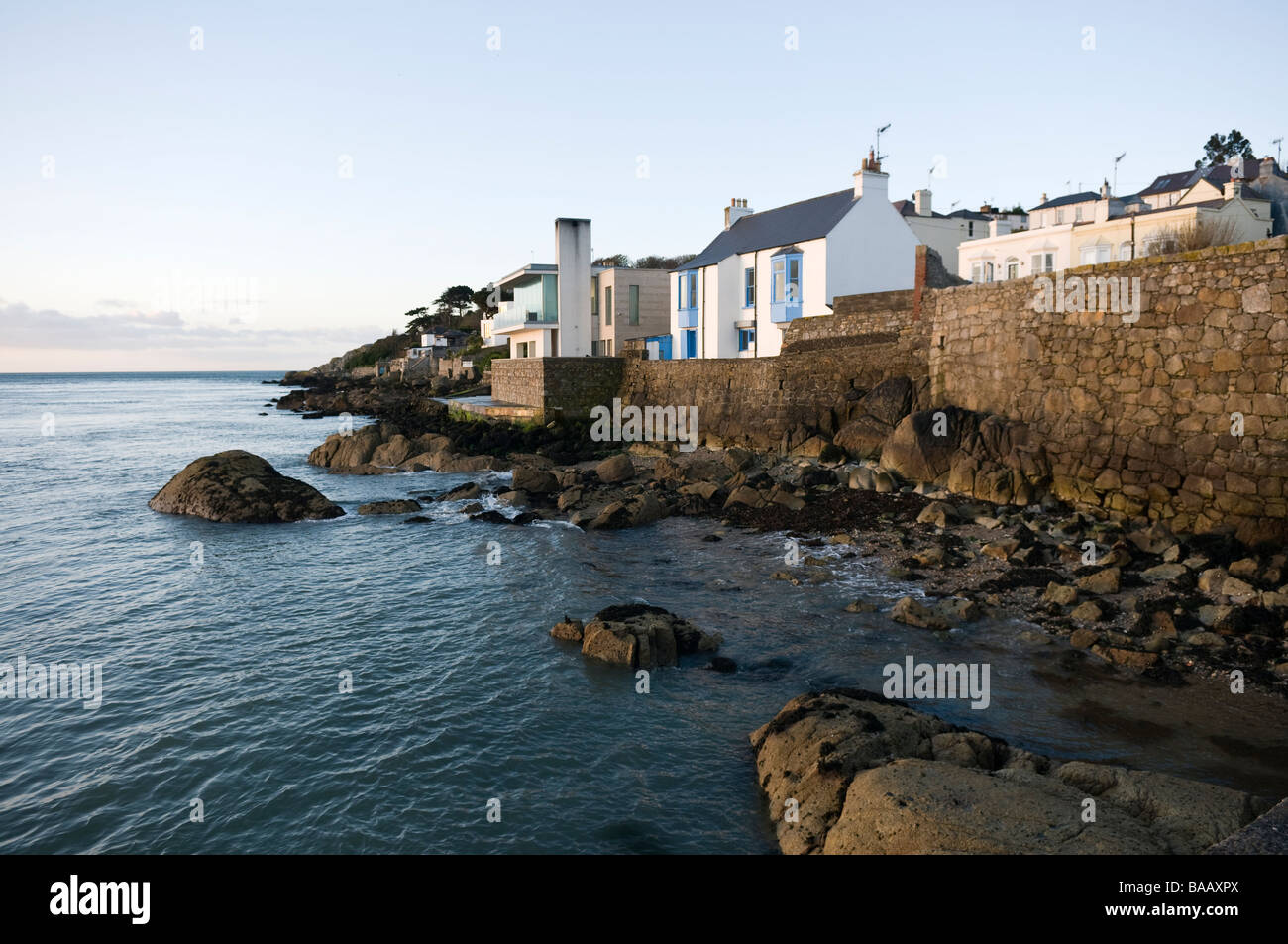 Häuser entlang der Küste in Killiney, Dublin Stockfoto