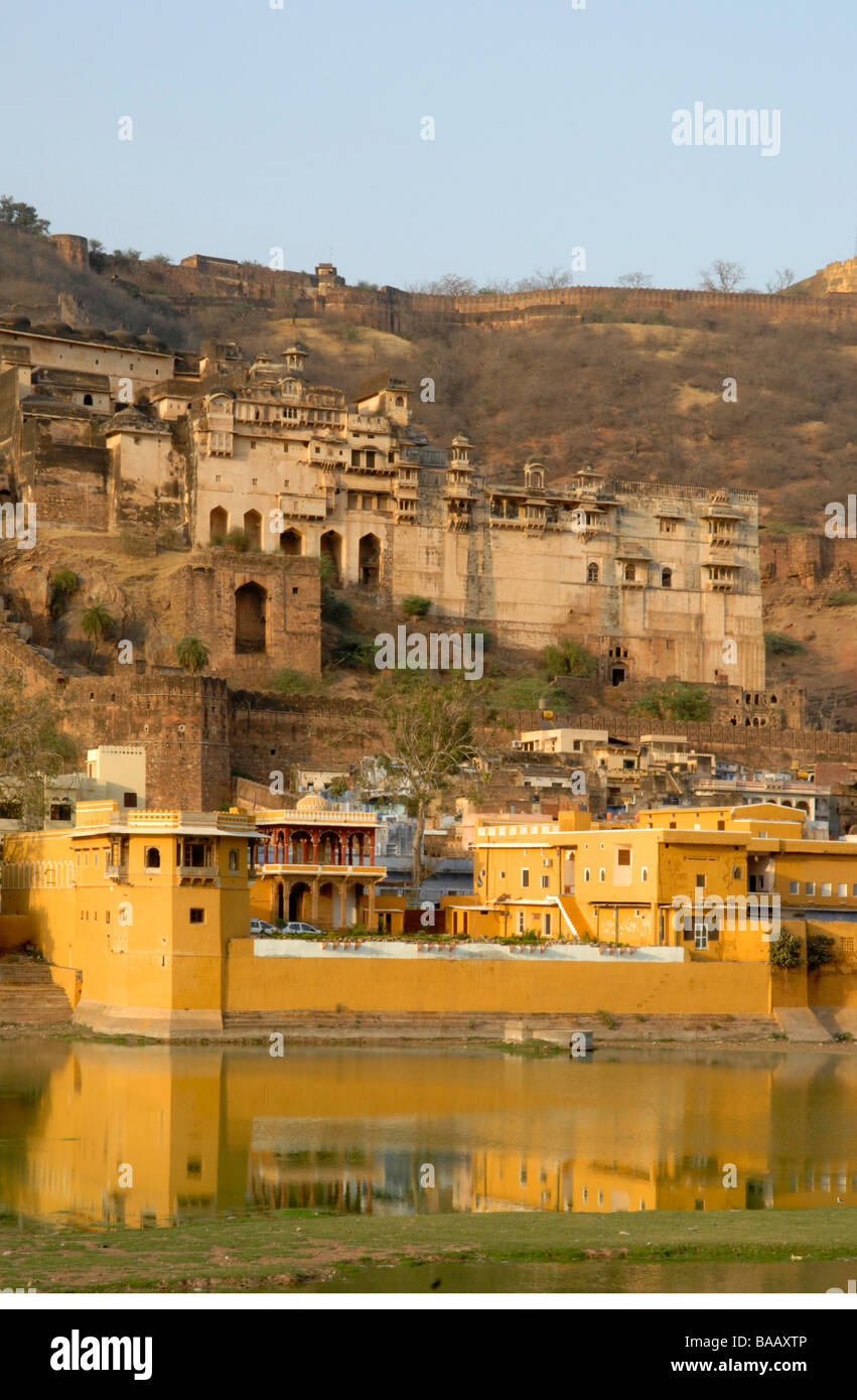 Taragarh Fort sitzt über dem Palais in Bundi in Rajasthan Indien Stockfoto