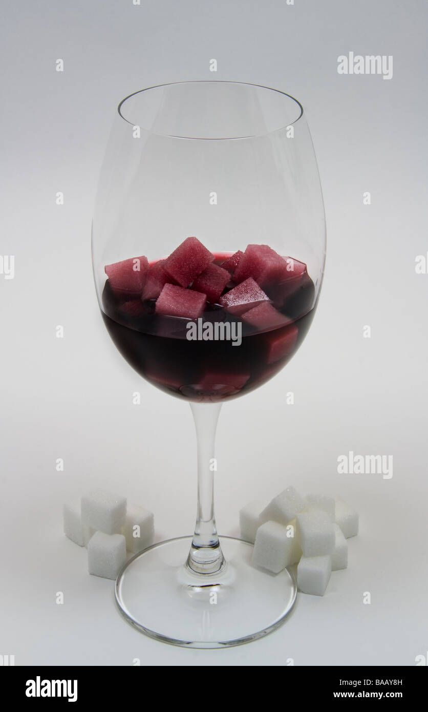 Glas Wein. Würfelzucker, das die Kalorien Wein Stockfotografie - Alamy