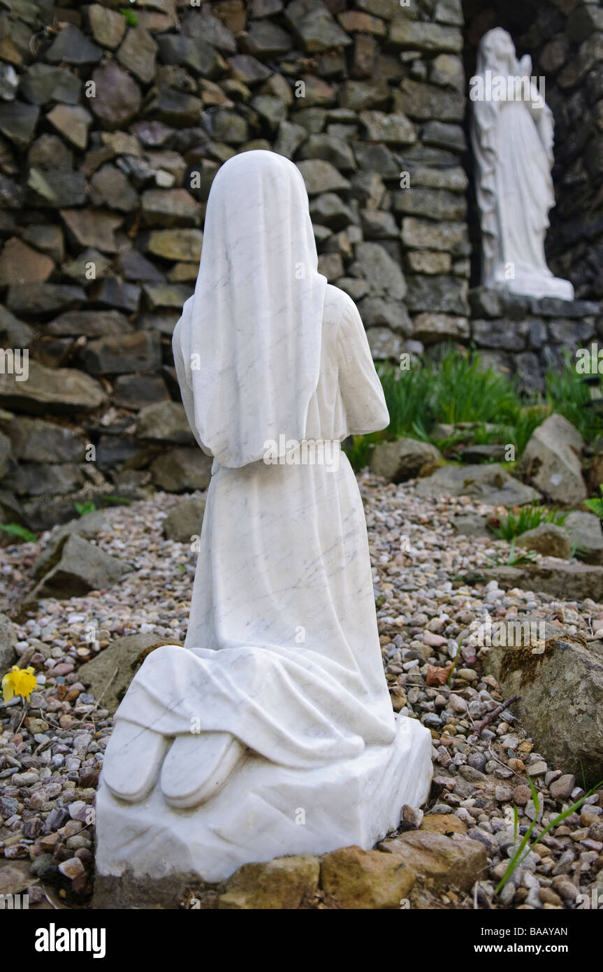 Statuen in einer katholischen Grotte Stockfoto