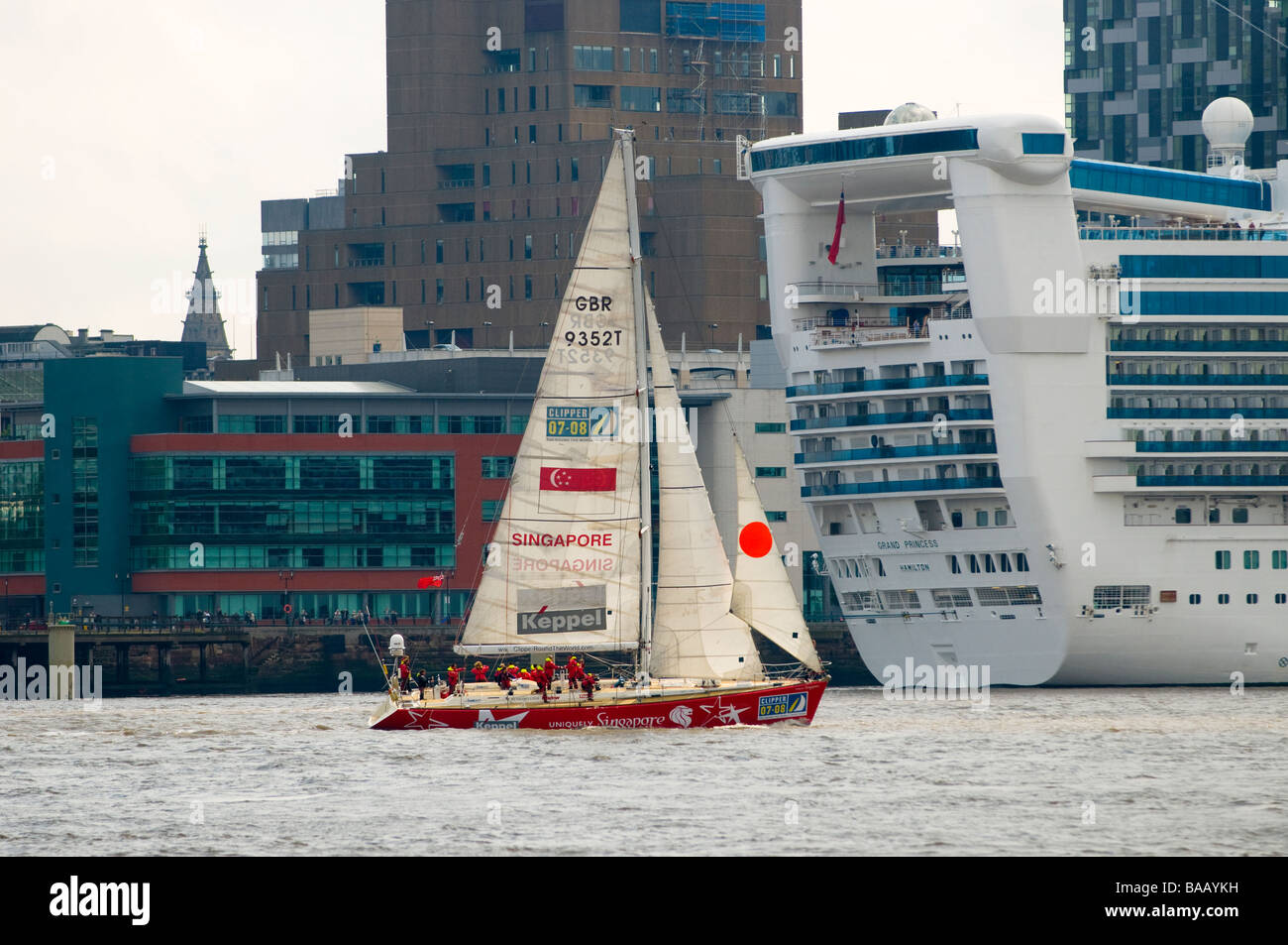 Segeln Clipper-Regatta mit riesigen Kreuzfahrtschiff im Hintergrund Liverpool UK Stockfoto