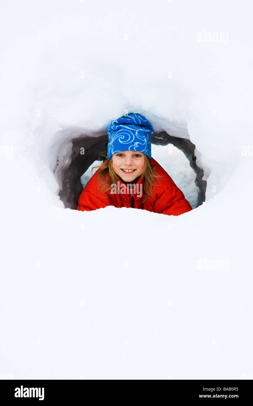 Ein Mädchen spielen im Schnee, Schweden. Stockfoto