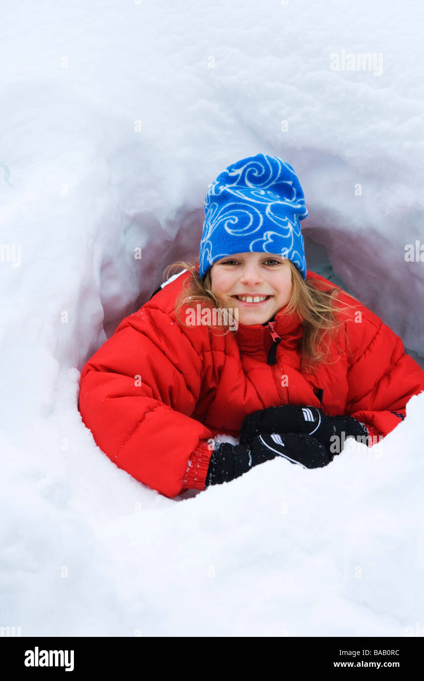 Ein Mädchen spielen im Schnee, Schweden. Stockfoto