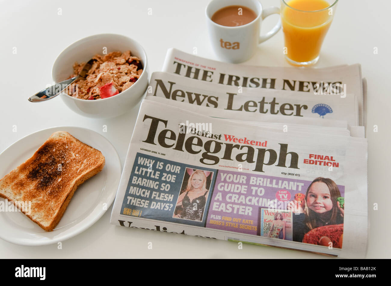 Main Belfast, Nordirland Morgenzeitungen neben einem gesunden Frühstück Stockfoto