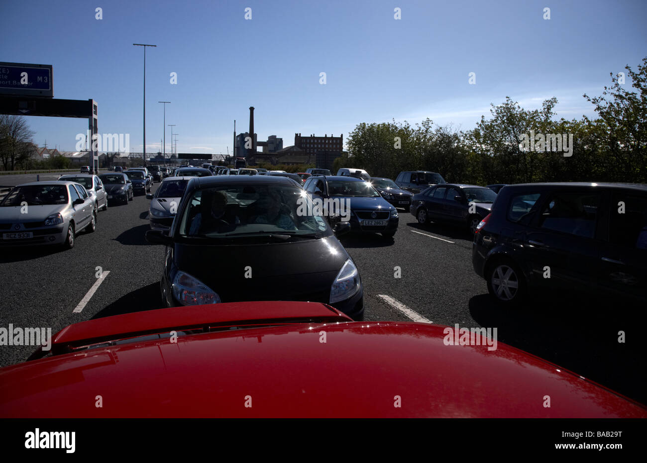 Stau auf der Autobahn M2 außerhalb Belfast in Nordirland auf einer Bank Holiday Stoßstange an Stoßstange Stockfoto