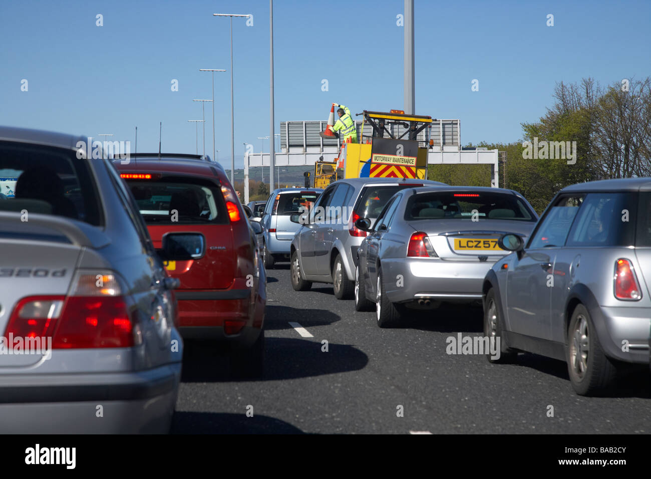 Autobahn-Wartungsteam arbeitet auf einer Autobahn mit Staus und Störungen M2 außerhalb Belfast in Nordirland Vereinigtes Königreich Stockfoto