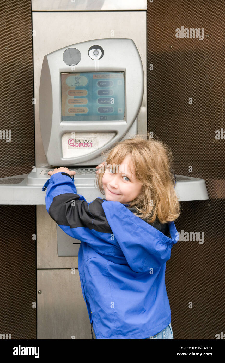 Junges Mädchen mit öffentlichen Internet-Telefon-Kiosk. VOLL-MODELL VERÖFFENTLICHT Stockfoto