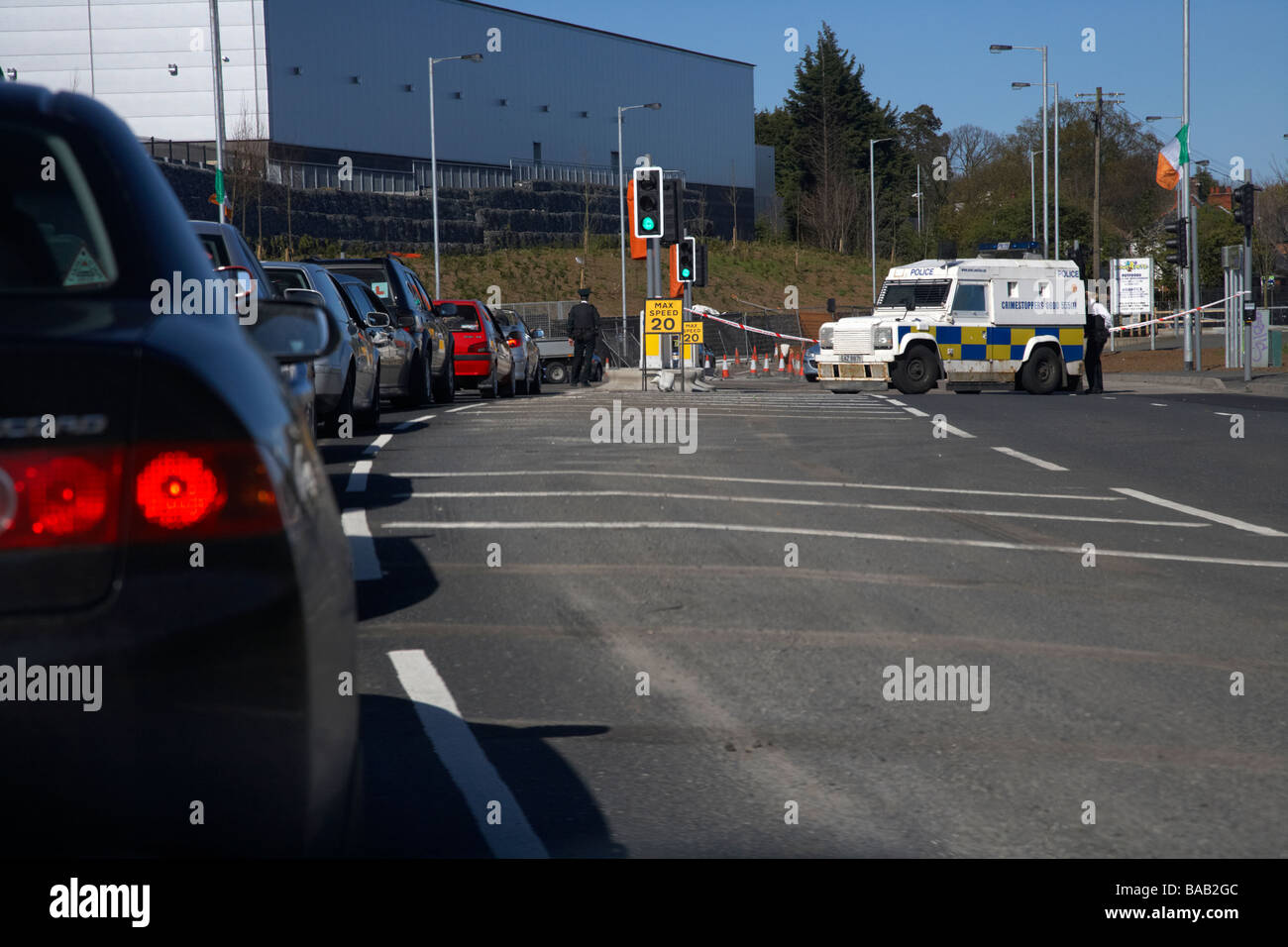 PSNI Polizei Straßensperre und Traffic jam durch eine Sicherheitswarnung ein verdächtiges Objekt platziert von Dissidenten Republikanern Stockfoto