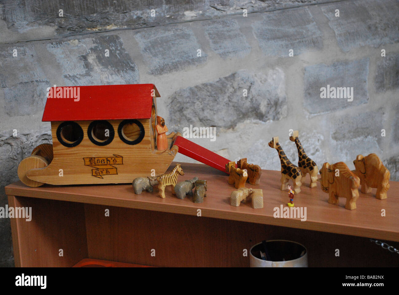 Holzspielzeug von Noahs Arche in der Pfarrkirche Stockfoto