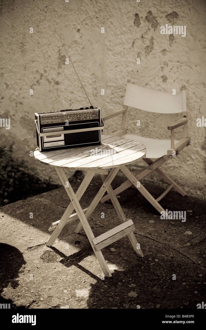 Ein altes Radio Kassettenrecorder auf einem Tisch, Gotland, Schweden. Stockfoto