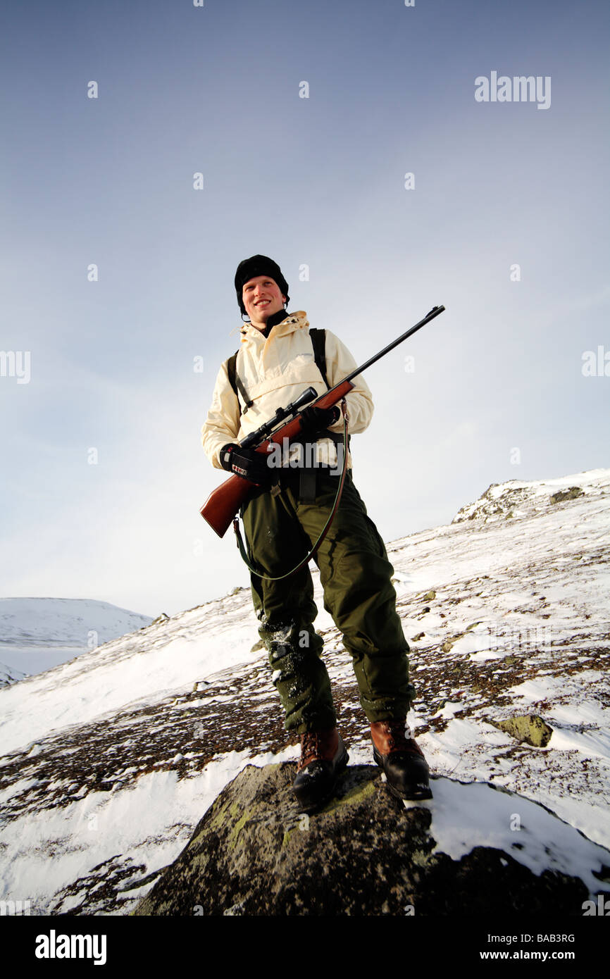 Ein Jäger auf eine Moorhuhn-schießen-Expedition im Norden von Schweden Stockfoto