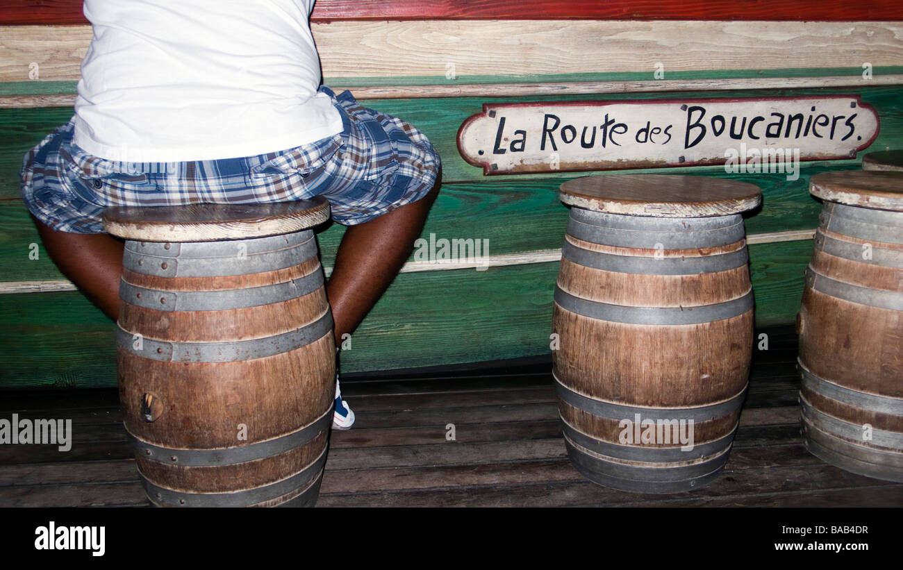 Mann Shorts sitzt auf Fass-Barhocker La Route des Boucaniers Restaurant und Bar Hafen Gustavia St Barts Stockfoto