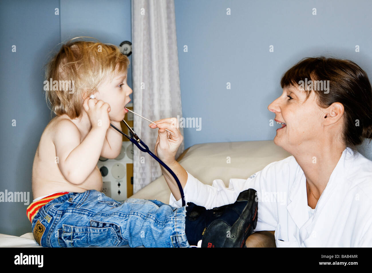 Ein Junge auf eine ärztliche Untersuchung-Schweden. Stockfoto