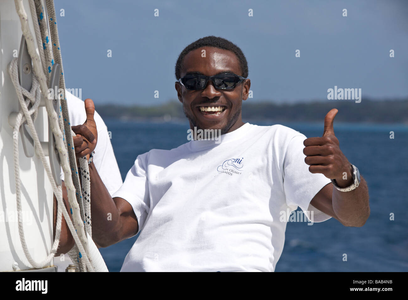 Tiami Katamaran Segeln Cruise Crew Lächeln und posieren vor der Kamera, Barbados "West Indies" Stockfoto