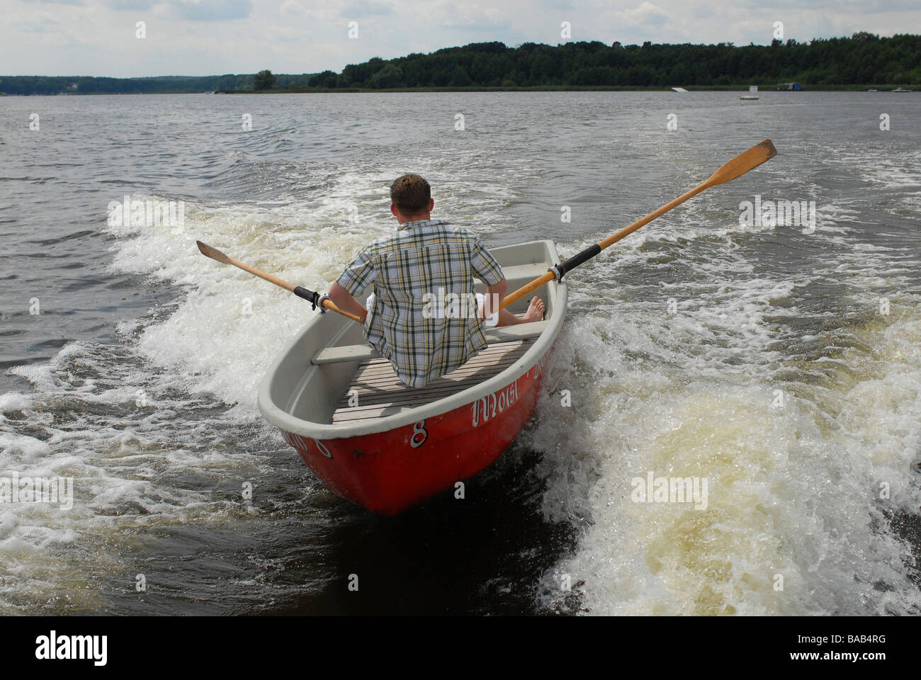 Mann in einem Ruderboot auf einem See, Potsdam, Deutschland Stockfoto