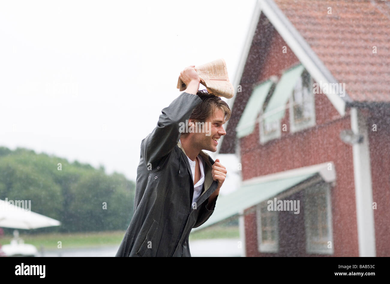 Ein Mann draußen im Regen, Schweden. Stockfoto