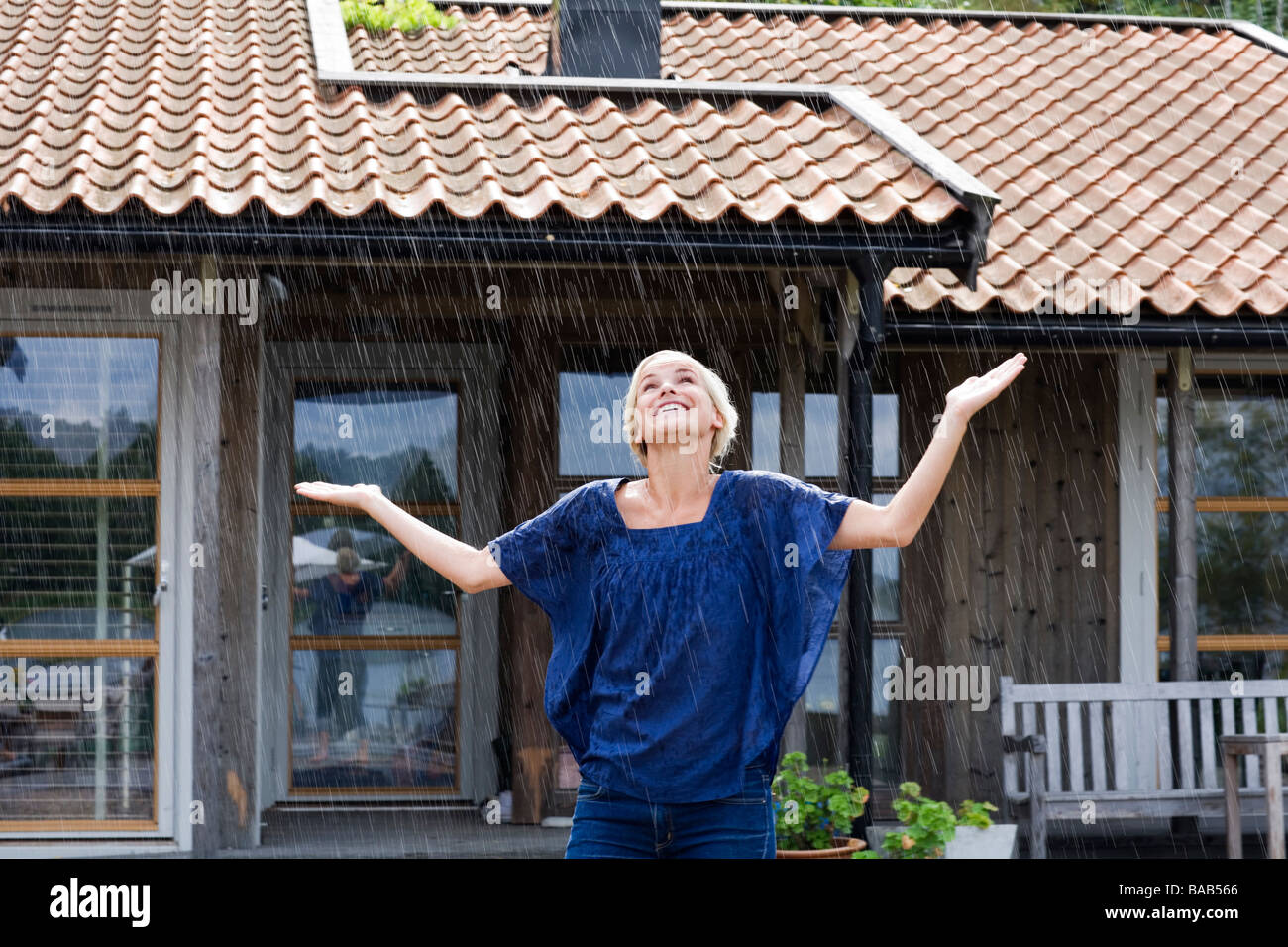 Eine Frau genießen den Regen, Schweden. Stockfoto