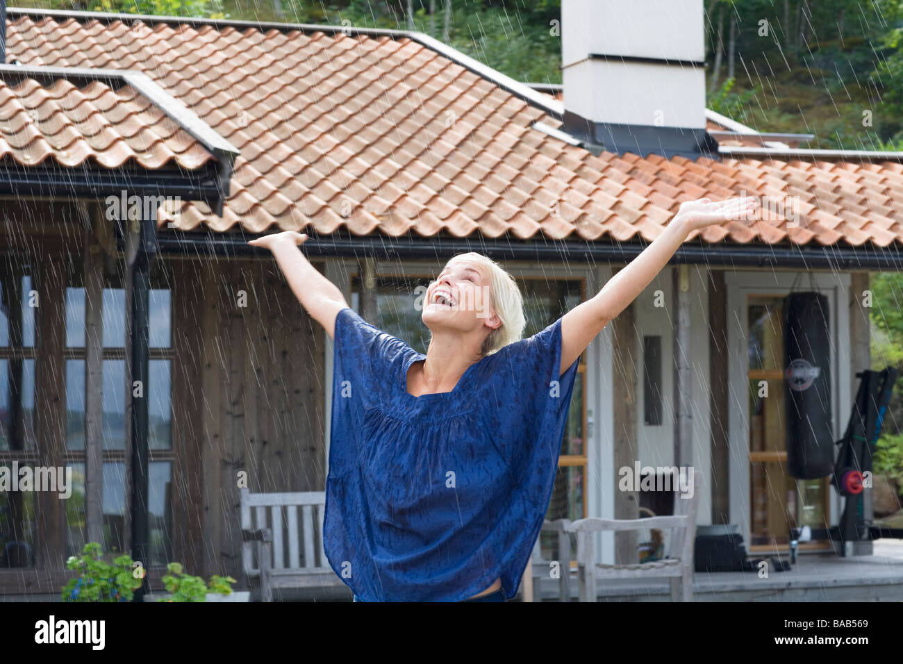 Eine Frau genießen den Regen, Schweden. Stockfoto